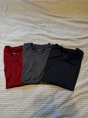 Men’s real essentials athletic tshirts size M